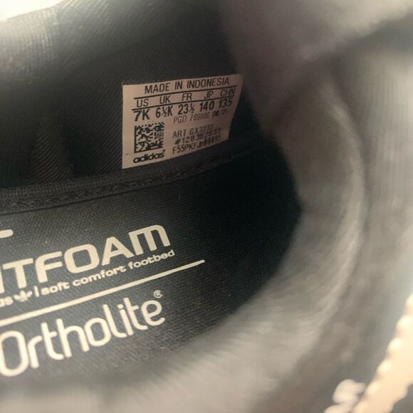 Adidas Kids Superstars shell toe  Sneakers - Picture 3 of 7